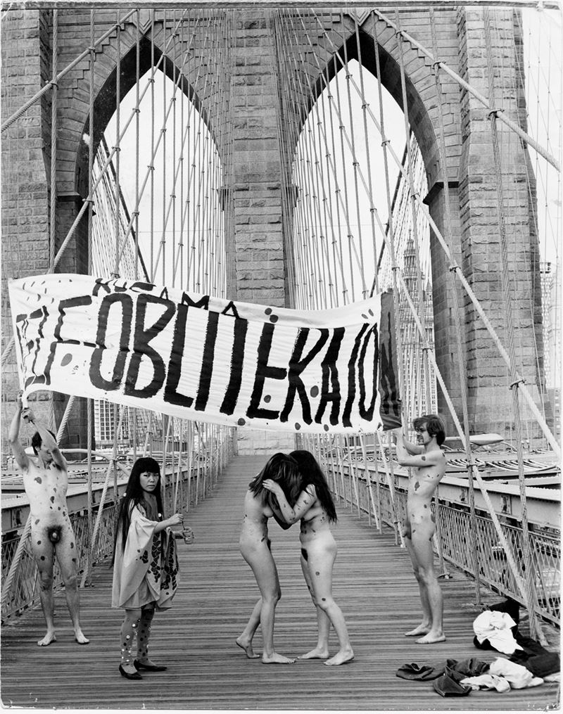 Anatomic Explosion Anti-War Happening, 1968. Pont de Brooklyn, New York.