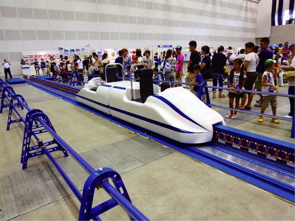 明年1月即將在中正紀念堂登場的【大鐵道展】，首度從日本搬來模擬磁浮列車，讓大小朋友搶先搭乘！ (1)