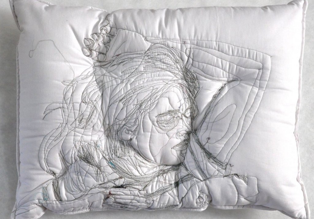 睡眠刺繡枕頭